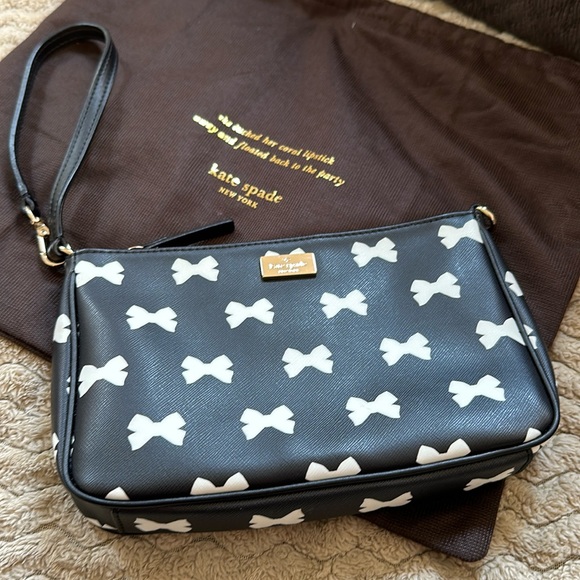 Kate Spade wristlet can also attach strap to Cary on arm. With dust bag - Picture 1 of 5